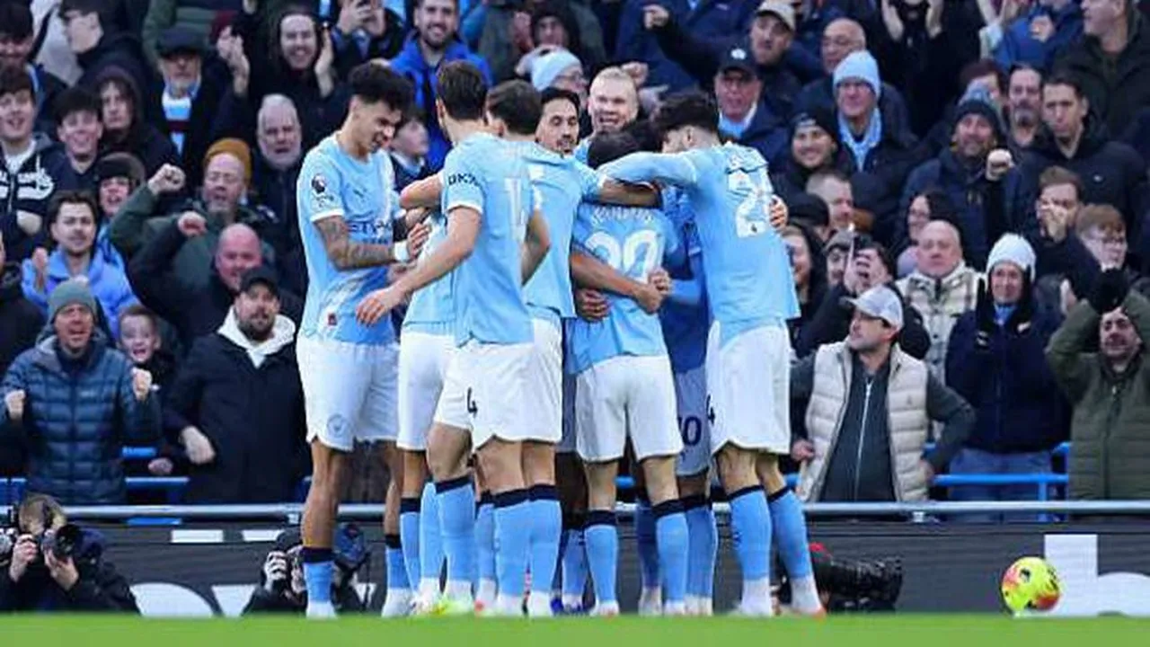 صافرة البداية.. توقيت لقاء مانشستر سيتي وبرايتون وقنوات الدوري الإنجليزي 2025